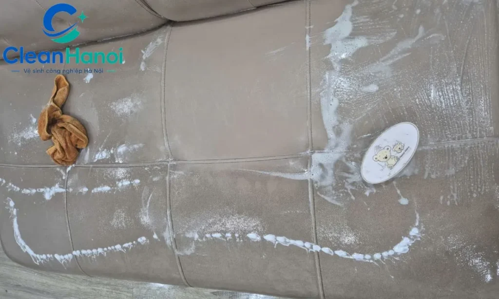 Hình ảnh sofa da bám bụi, xỉn màu, có vết bẩn và mùi hôi là những dấu hiệu nên vệ sinh định kỳ.