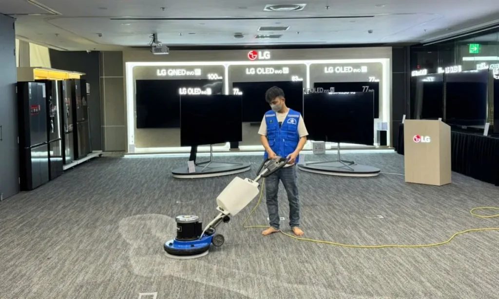 Hình ảnh thi công giặt thảm tại công ty LG