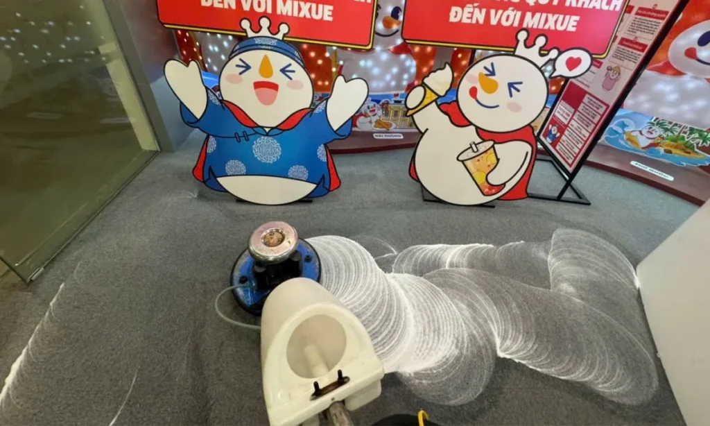 Hình ảnh thi công giặt thảm trải sàn tại mixue việt nam