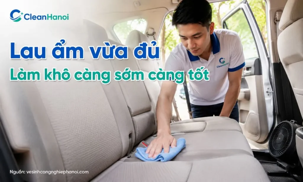 Hình ảnh hướng dẫn cách lau ẩm ghế nỉ ô tô bằng khăn microfiber và làm khô đúng cách bằng mở cửa xe, thông gió hoặc quạt nhẹ để hạn chế mùi ẩm.