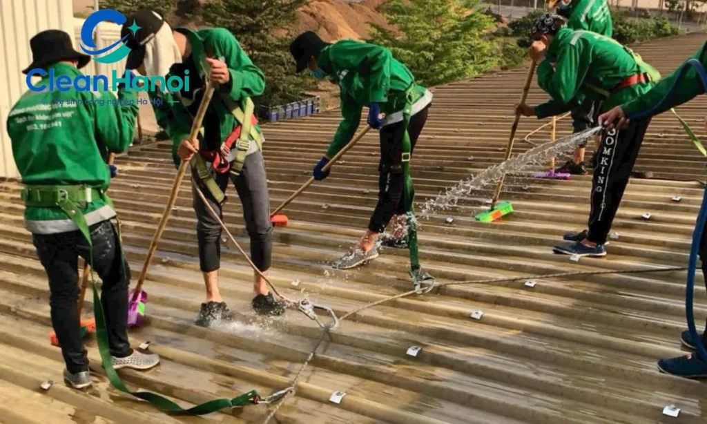 Vệ sinh mái tôn nhà xưởng