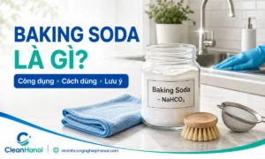 Hộp baking soda, khăn và dụng cụ dùng để vệ sinh nhà cửa