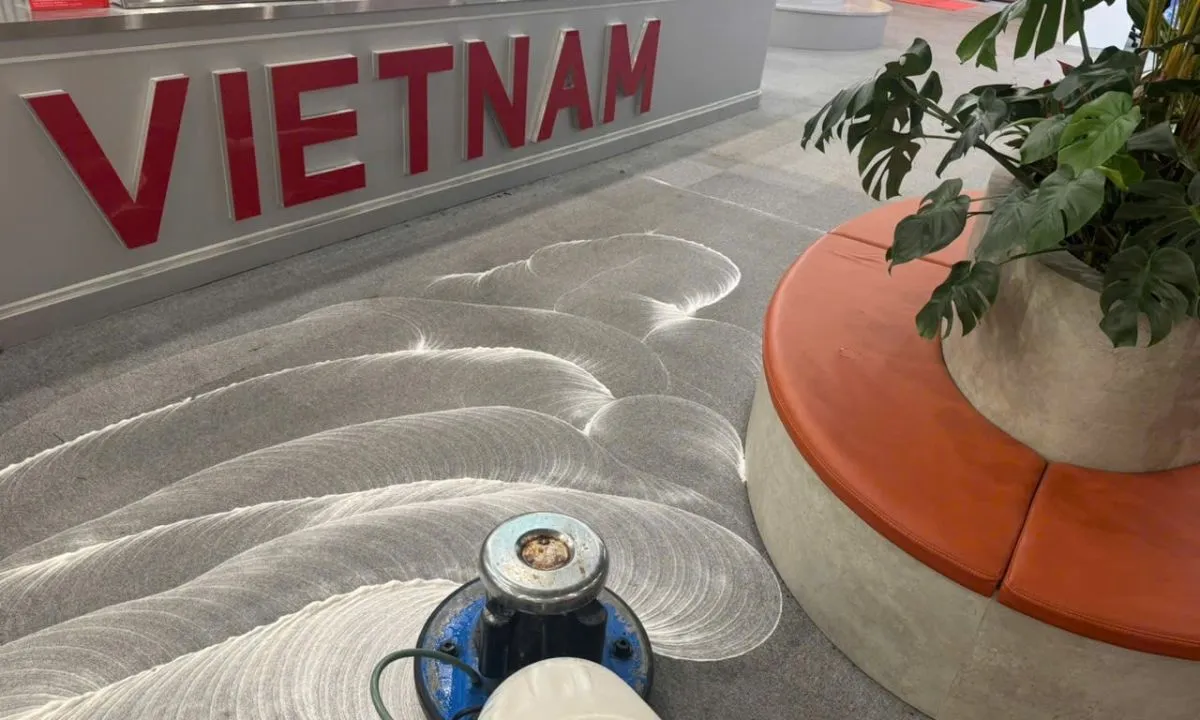 Nhân viên CleanHanoi sử dụng máy giặt thảm công nghiệp