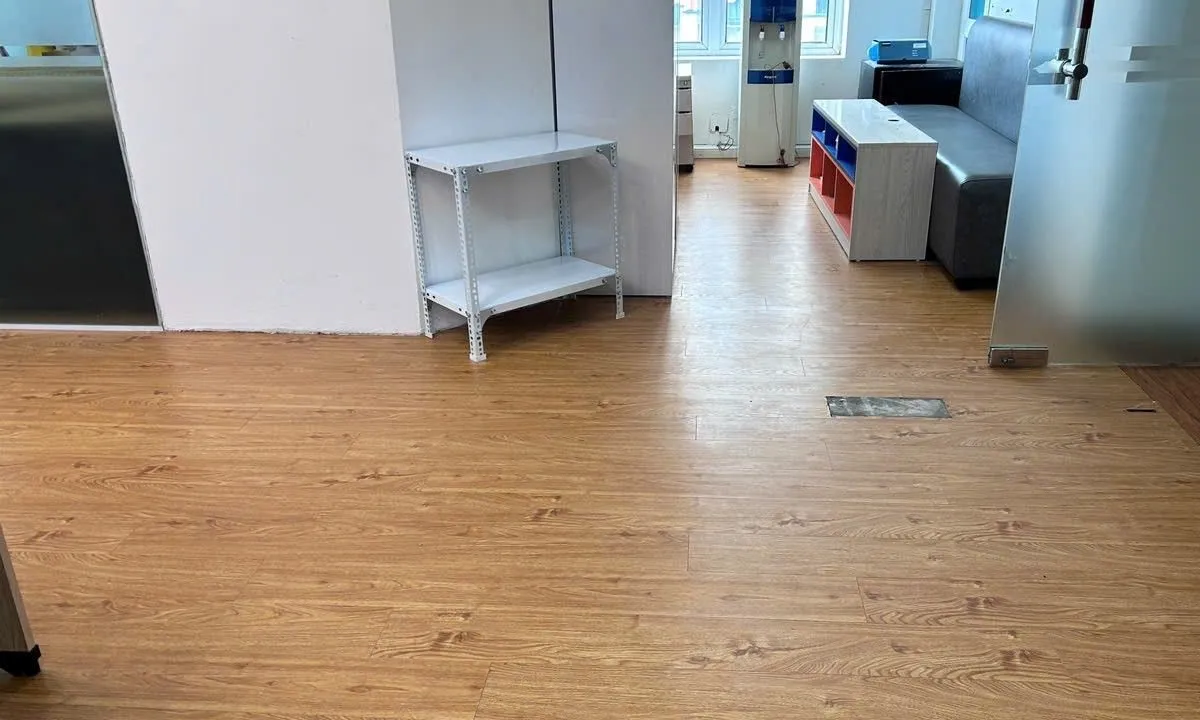 Bề mặt sàn sau khi CleanHanoi xử lý keo lót thảm
