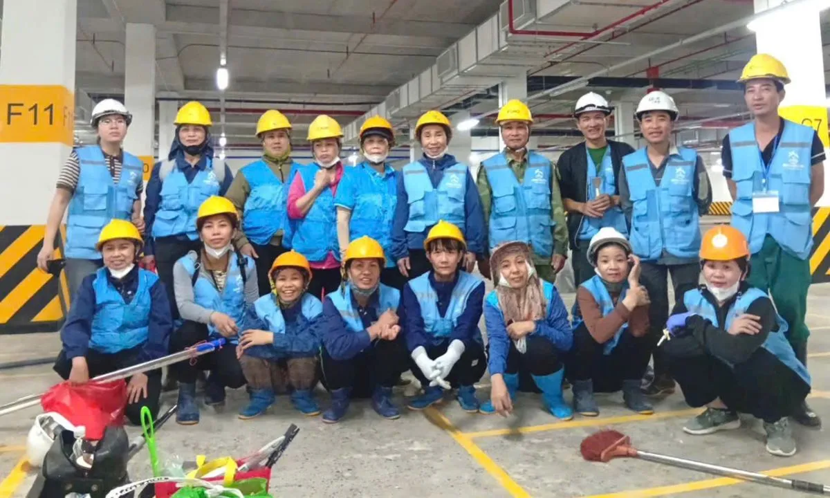 Đội ngũ CleanHanoi vệ sinh căn hộ chung cư tại Hà Nội