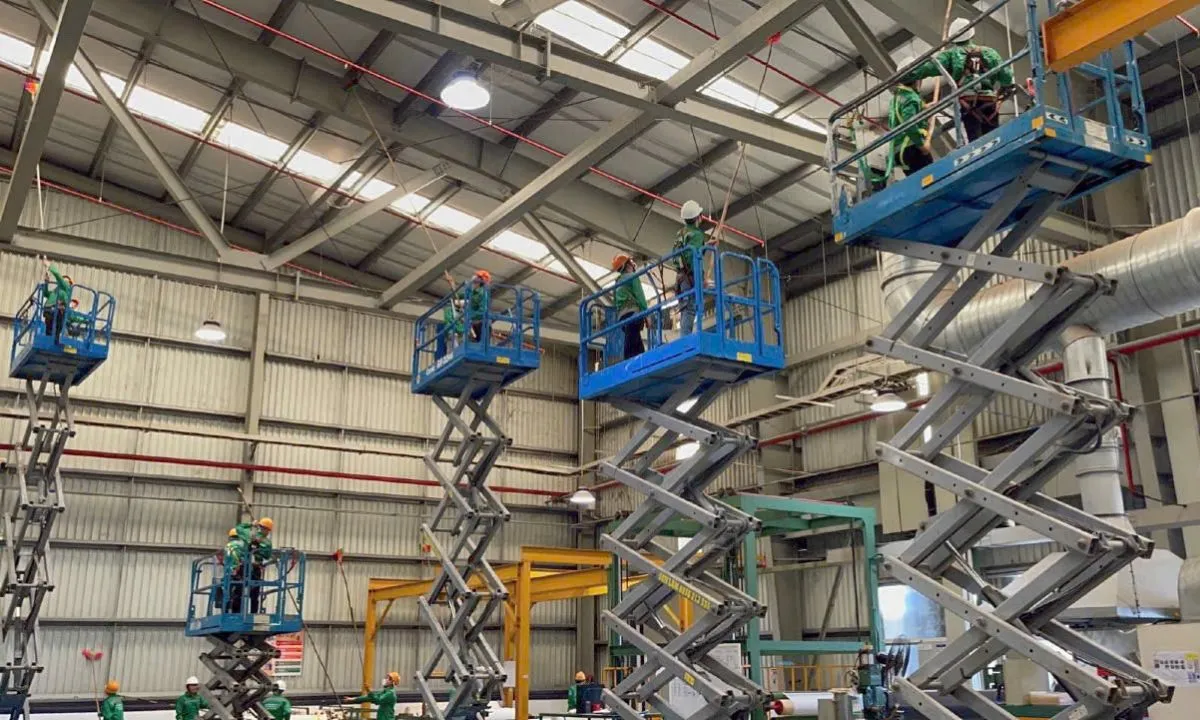 Nhân viên CleanHanoi vệ sinh sàn và khu vực nhà xưởng