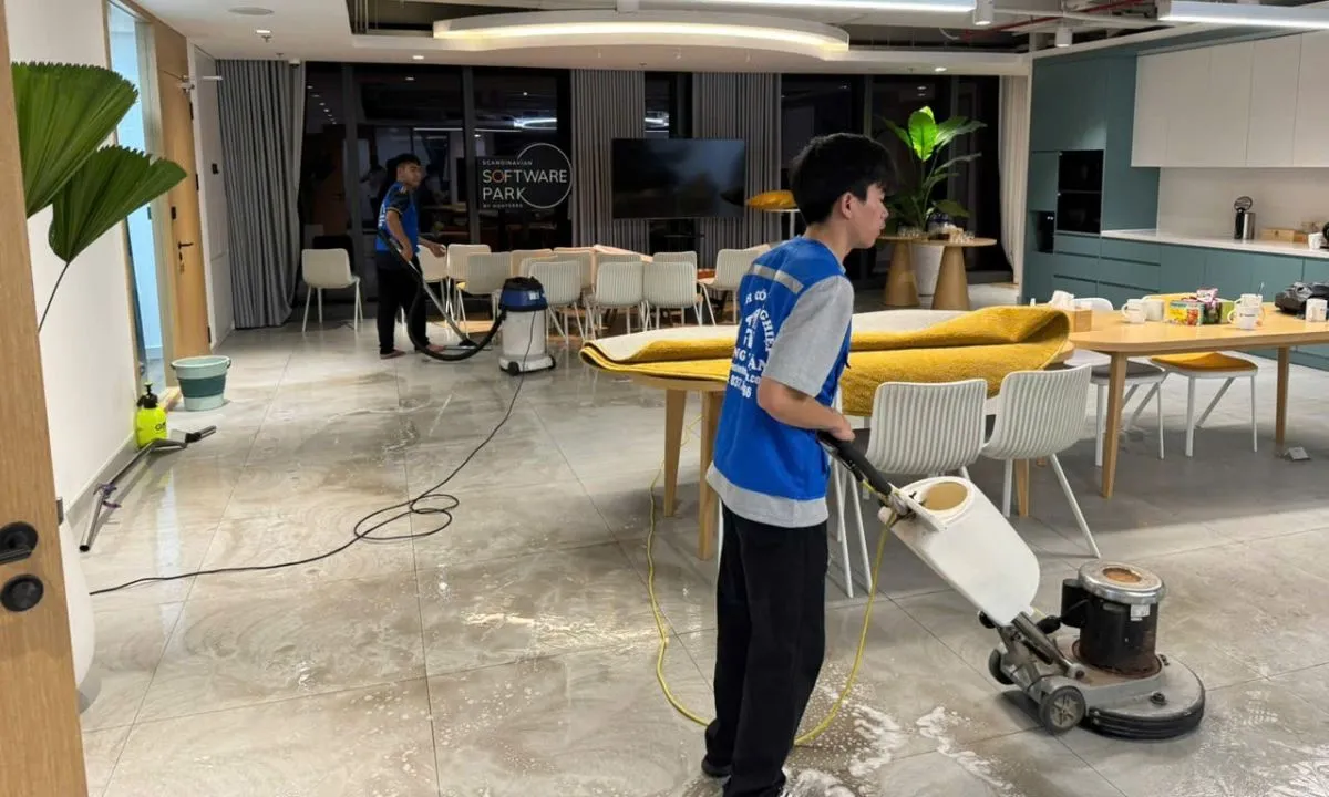 Nhân viên CleanHanoi vệ sinh công nghiệp văn phòng tại Hà Nội